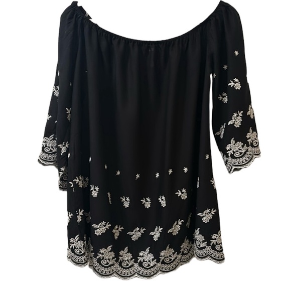 shes J Apparel Tops - She’s J Apparel black/ white embroidered top